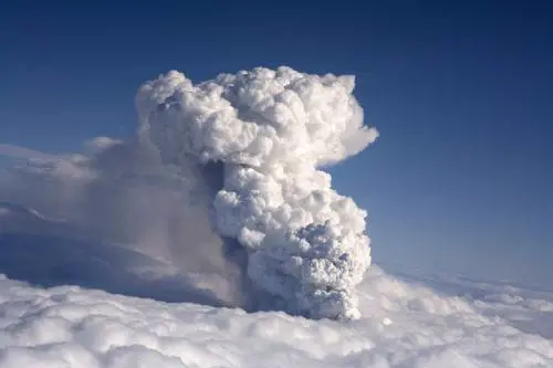 Erutta vulcano in Islanda: 
la cenere blocca gli scali 
Stop ai voli per due giorni