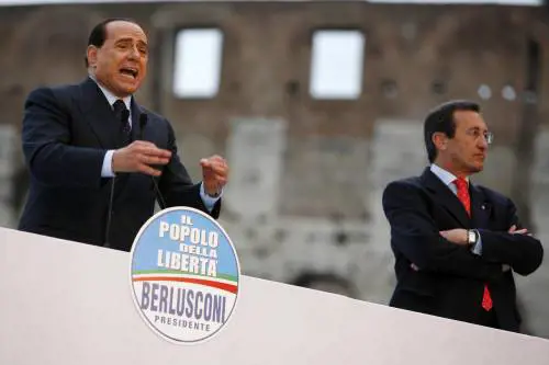Fini a Berlusconi: "Sono pronti i miei gruppi" 
Schifani: "Se la maggioranza è divisa si vota"