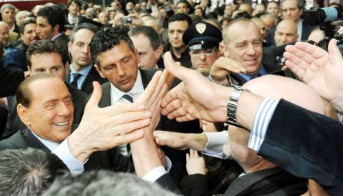 Berlusconi: "Fini? Il governo va avanti" 
In tv lite furibonda tra Bocchino e Lupi