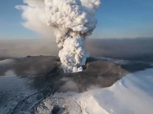 Italia, spazio aereo riaperto domani alle 7 
La Ue: lunedì decolleranno metà dei voli