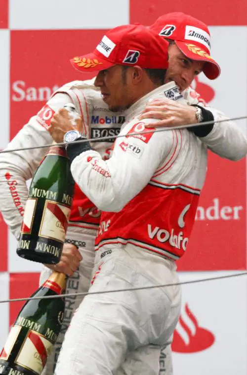 F1 Cina, trionfo McLaren 
con Button ed Hamilton