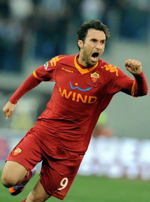 Derby, la Lazio sprecona 
La Roma ritorna in testa 
Tafferugli tra le tifoserie