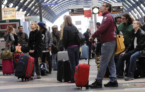 Stazione Centrale: bivacchi e code, 
treni intasati fino a giovedì