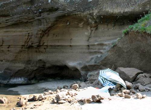 Crolla un costone di tufo 
sulla spiaggia a Ventotene 
Morte due ragazze in gita