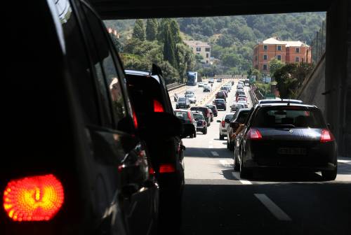 A1, camion perde carico d'olio: 12 km di coda