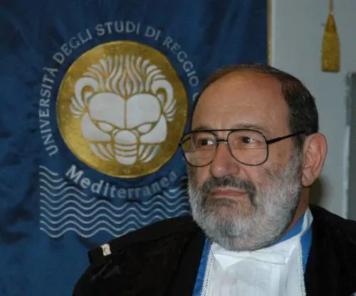 Il professor Eco sale in cattedra contro l’Italia