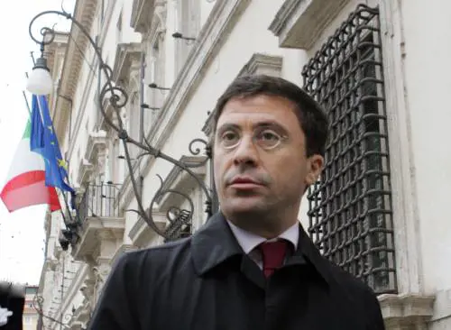 Bocchino, pretoriano di Gianfranco fa il tira e molla con le dimissioni