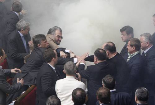 Ucraina, base navale ai russi: 
scontri e fumogeni in parlamento