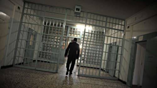 Detenuto si impicca in cella a Teramo