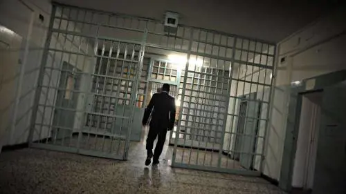 Detenuto si impicca in cella a Teramo