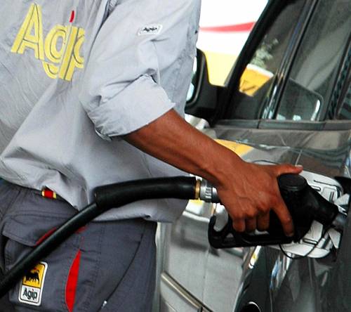 Carburanti, benzina sempre più cara 
 Scajola: "Impossibile tagliare accise"