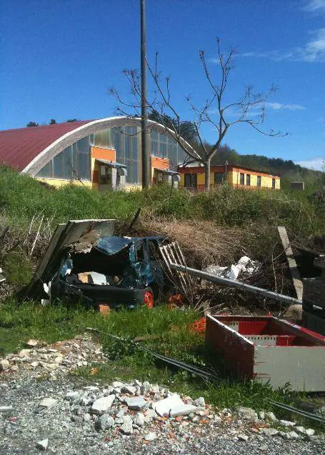 Nella discarica abusiva ci scarica il Comune