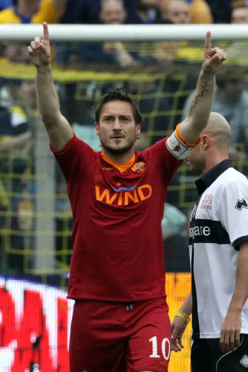 Volata scudetto, la Roma 
batte il Parma e torna 
in testa: +1 sull'Inter