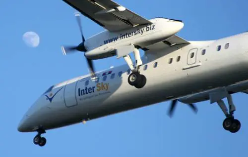 Aereo trancia con l'elica cavo elettrico