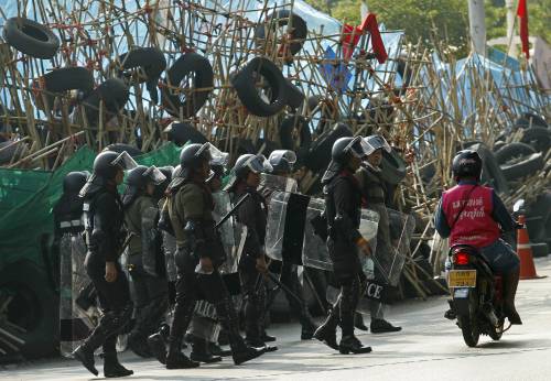 Thailandia, ultimatum del premier alle camice rosse: "Si preparino a perdite"