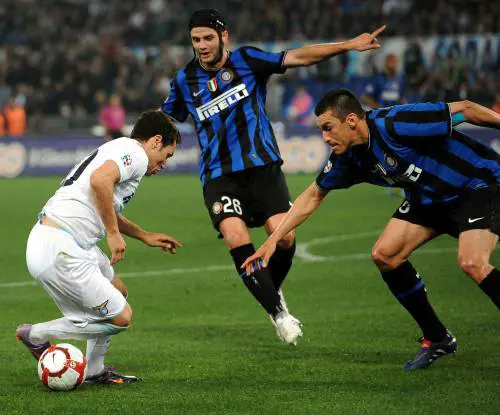 L'Inter stravince: 2-0 con la Lazio 
Torna in testa: scudetto a un passo