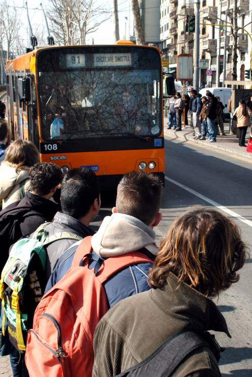 Sventa un borseggio sul filobus 91 e viene accoltellato