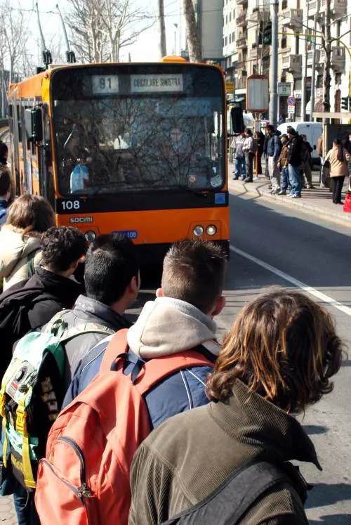 Sventa un borseggio sul filobus 91 e viene accoltellato