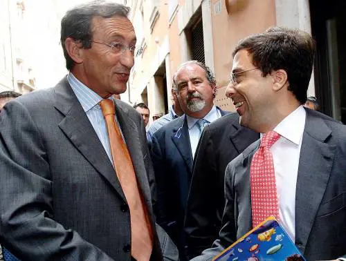 I finiani come Di Pietro: è assalto al governo