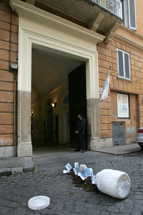 Roma, blitz antagonista: 
scaricati 15 chili di letame 
davanti alla sede del Pdl