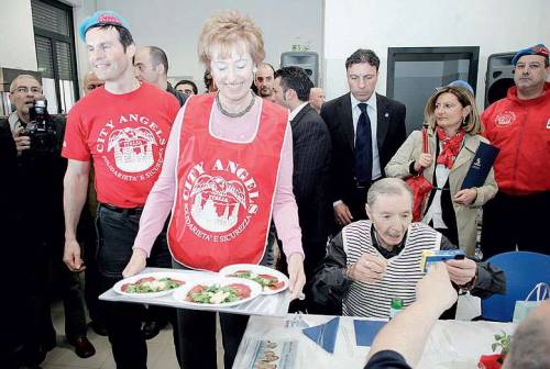 Sindaco Moratti cameriera per un giorno 
serve bresaola e rucola ai clochard