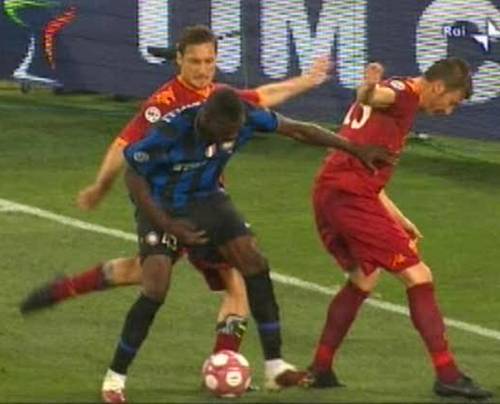 Su Totti parla Napolitano: 
"Da lui gesto inconsulto" 
Balotelli: "Insulti razzisti"