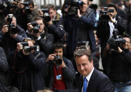 Tory, la vittoria a metà 
Cameron ai Lib-dem: 
"Governiamo insieme"