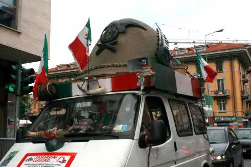 Bergamo, arriva la carica dei 400mila  
Sulla città cala il cappello degli alpini