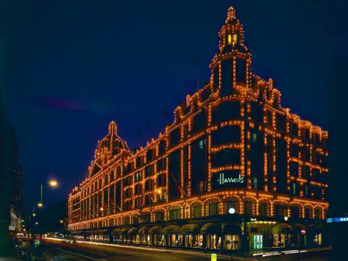 Al Fayed vende Harrods a re del Qatar 
"Accordo da 1,5 miliardi di sterline"