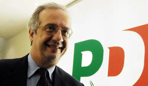 Pd, Veltroni contro Bersani: "No alle alleanze" 
Al premier: "Non credo che reggerà altri 3 anni"