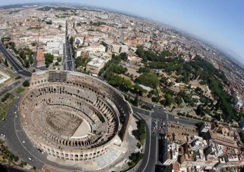 Colosseo, tre frammenti 
di intonaco si staccano 
e cadono dal primo piano