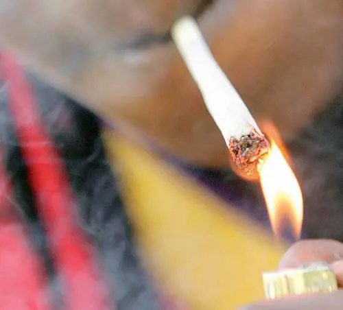 Malindi, la protesta 
degli spacciatori in piazza:  
"Lasciateci lavorare"