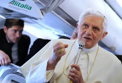 Benedetto XVI, viaggio in Portogallo 
Nel segreto di Fatima i preti pedofili