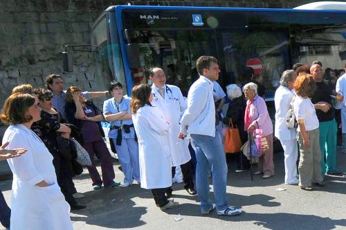 "Lo stipendio è un diritto", si svena per protesta: muore infermiera