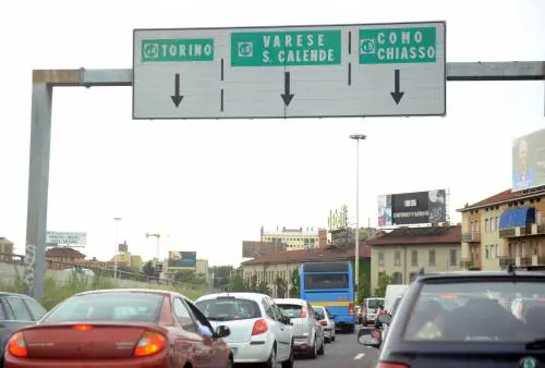 A8, tondini di ferro contro bus: lanciati da un campo nomadi. 
Ferito l'autista