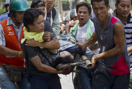 Bangkok, violenti scontri e morti 
Gli Stati Uniti evacuano l'ambasciata