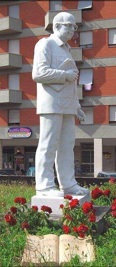 Accanto alla statua di Bettino Aulla piazza la bella Emanuela