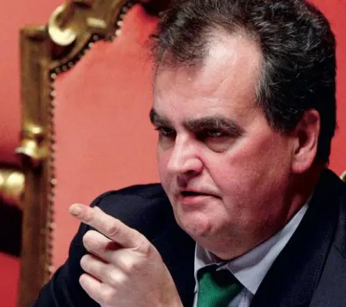 La stretta sulle indennità e le poltrone: 
la cura di Pdl e Lega vale un miliardo