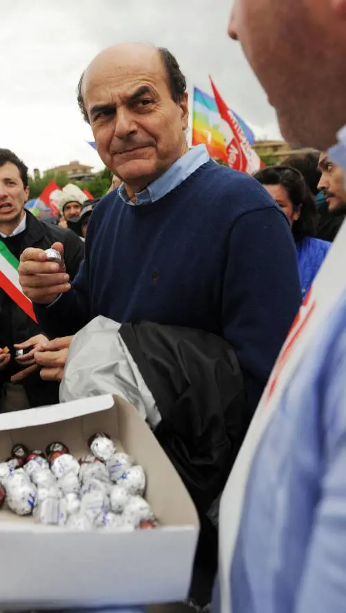 Bersani insiste: "Bertolaso dia le dimissioni" 
Il Pdl: "Lui è il Pd restano giustizialisti"