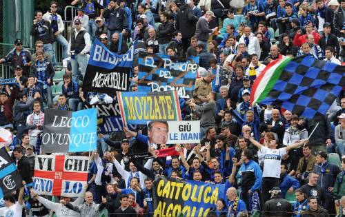 Milano, piazza Duomo si colora di nerazzurro: è festa nel segno di Mou