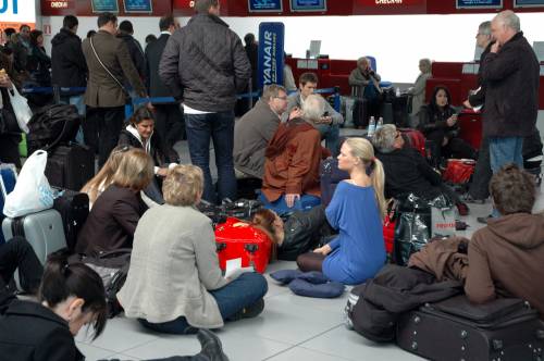 Il vulcano paralizza l'Ue: 
chiusi due scali in Olanda, 
riaperti aeroporti inglesi