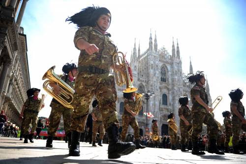 "Evviva i bersaglieri" 
La carica dei 100mila 
al raduno di Milano