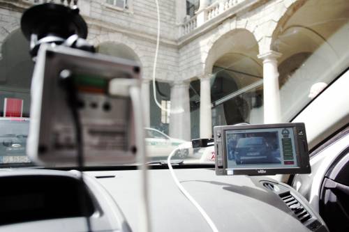 Milano, contro le auto in doppia fila 
arrivano anche le "multe a strascico"