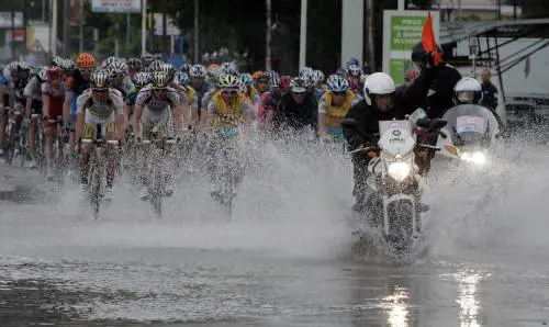Il Giro "sfida" il diluvio 
E Goss vince la tappa