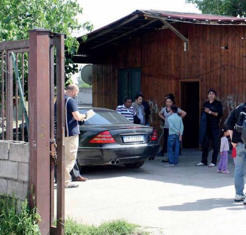 A 6 anni fanno tiro a segno sulle auto 
Intervento nel campo rom di via Bisbino