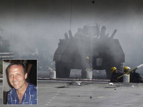 Bangkok, ribelli assediati 
Ucciso reporter italiano 
Via ai nuovi coprifuoco