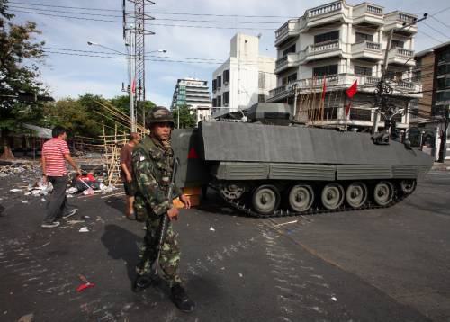 Bangkok, si arrendono 
altri 2 leader della rivolta