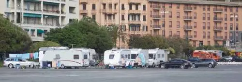 Ecco cosa vale il campo dei «poveri» nomadi