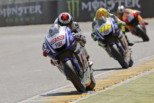 Lorenzo passa Vale e vola via  
"Il mondiale è cosa nostra..."