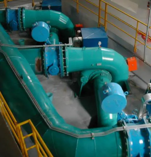 Luomo che crea lenergia nellex cotonificio